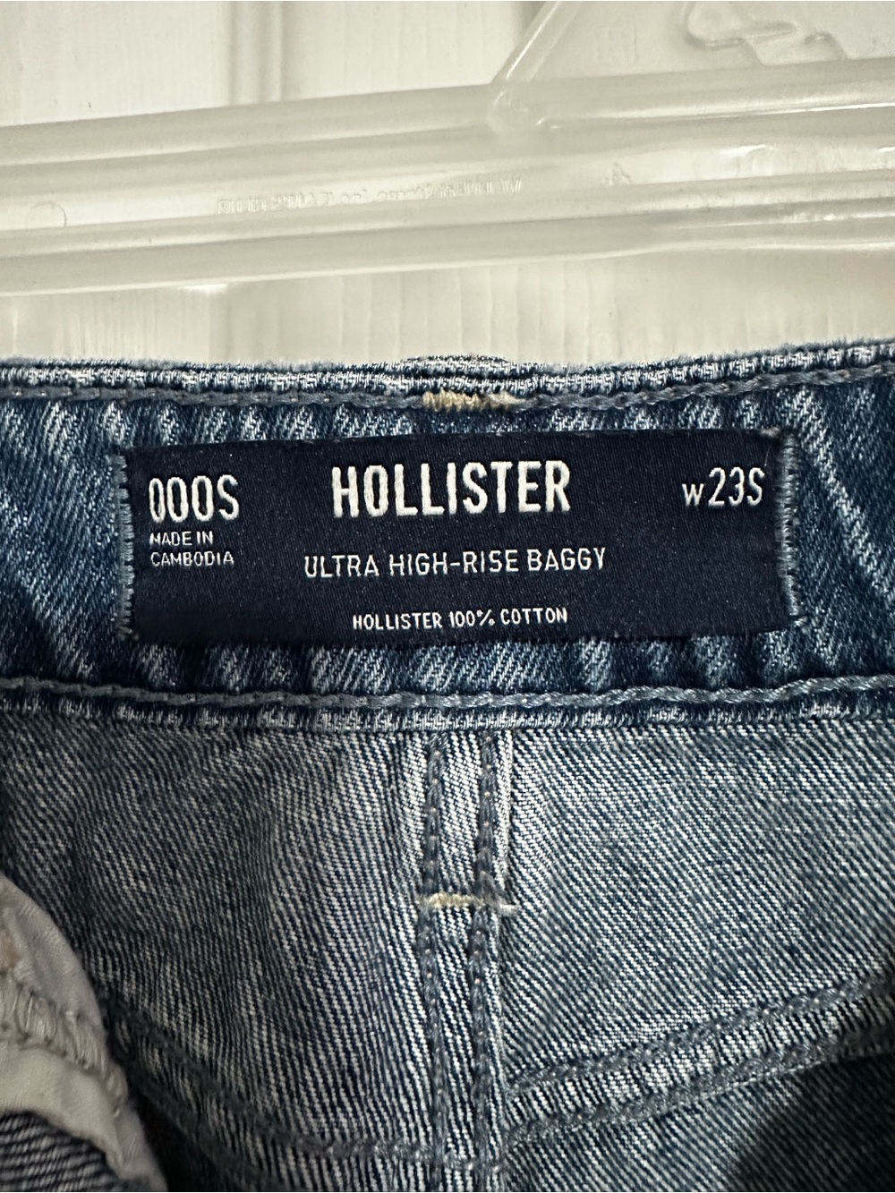 Hollister Ultra High-Rise Baggy Jeans - Picture 4 of 4